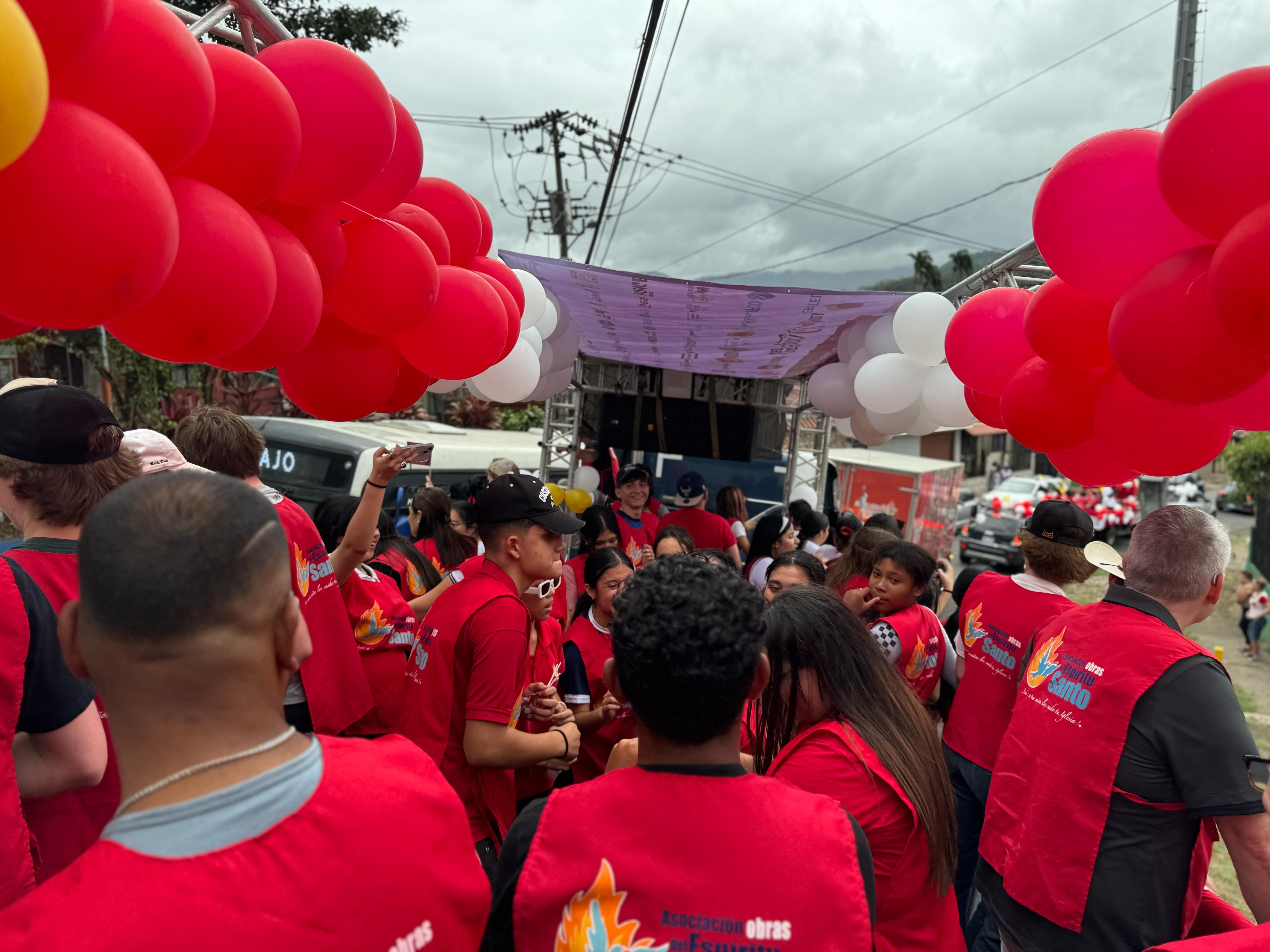 El padre Sergio Valverde hizo la tradicional caravana de Resurrección “El Vive”.