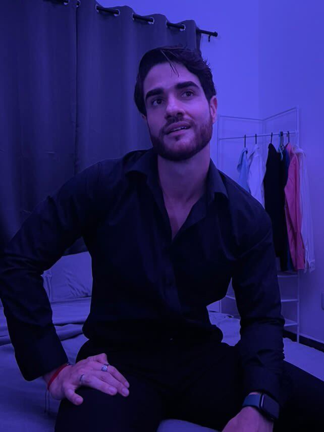 Óscar Marín es un josefino de corazón, oriundo de Moravia, con raíces en Puntarenas y Coronado, quien empezó su amor por el arte desde pequeñito, cuando a los seis años entró a la academia Giratablas a recibir clases de teatro.