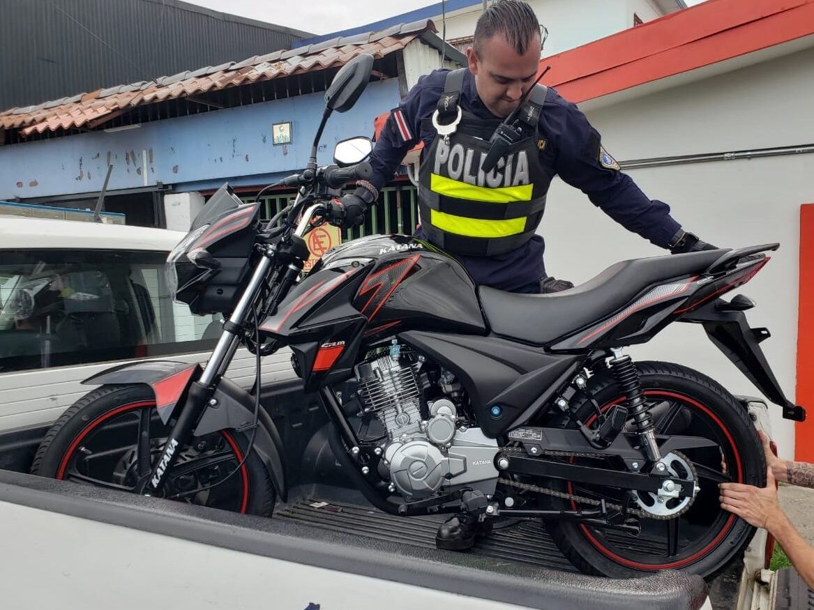 Decomiso de motocicleta en Las Gravilias de Desamparados, San José. Foto cortesía.