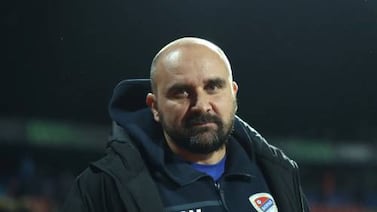 Tragedia en Serbia: muere el entrenador Mladen Zizovic tras sufrir un infarto en pleno partido