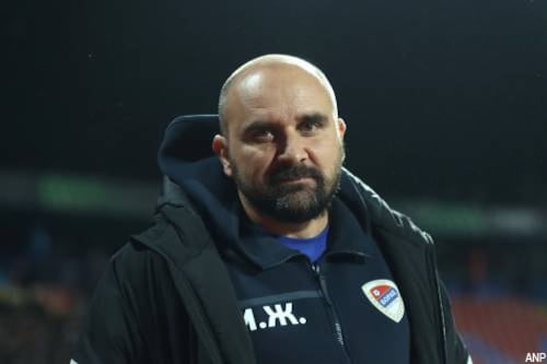 El técnico Mladen Zizovic sufrió un infarto durante el partido ante el Mladost y no logró ser reanimado.