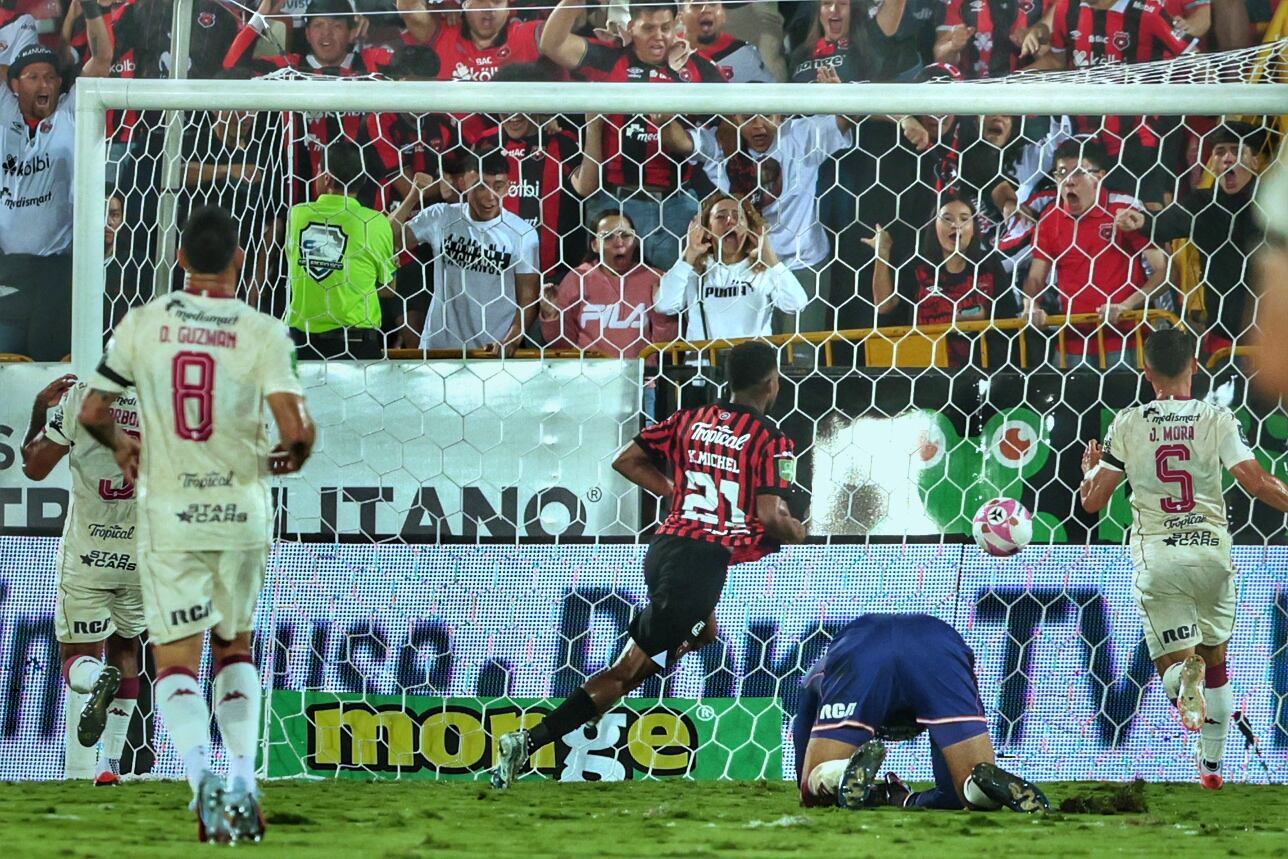 19/10/2025/ Juego entre Liga Deportiva Alajuelense vs Deportivo Saprissa por la jornada 13 del torneo apertura de la Liga Promerica en el estadio Alejandro Morera Soto / foto John Durán