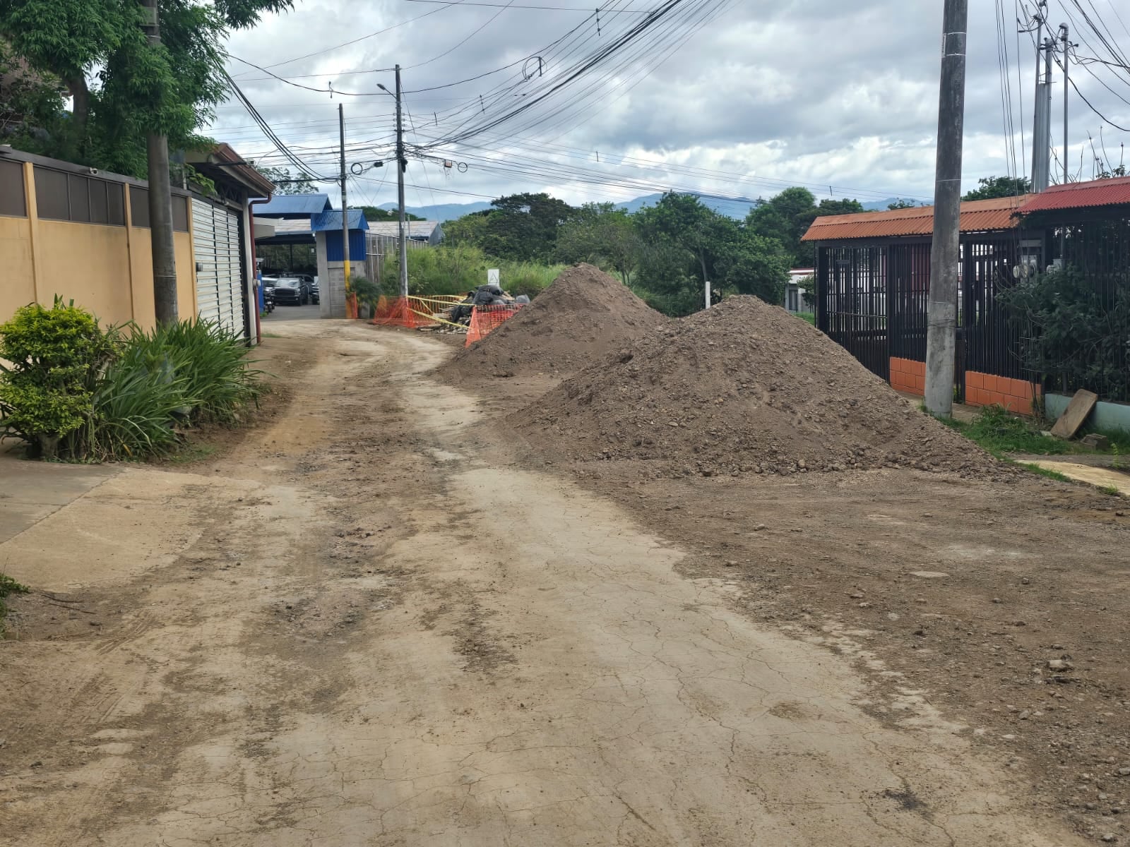 Denuncian calle sin arreglar en San Miguel de Santo Domingo