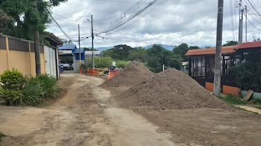 Video muestra los enormes huecos que ponen en riesgo a vecinos de San Miguel de Santo Domingo por obras sin concluir