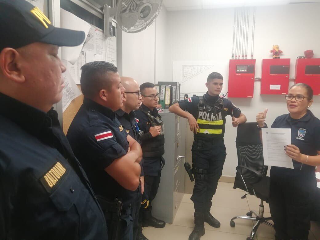 Mujer policía correrá en Suecia para representar a Costa Rica en un mundial.