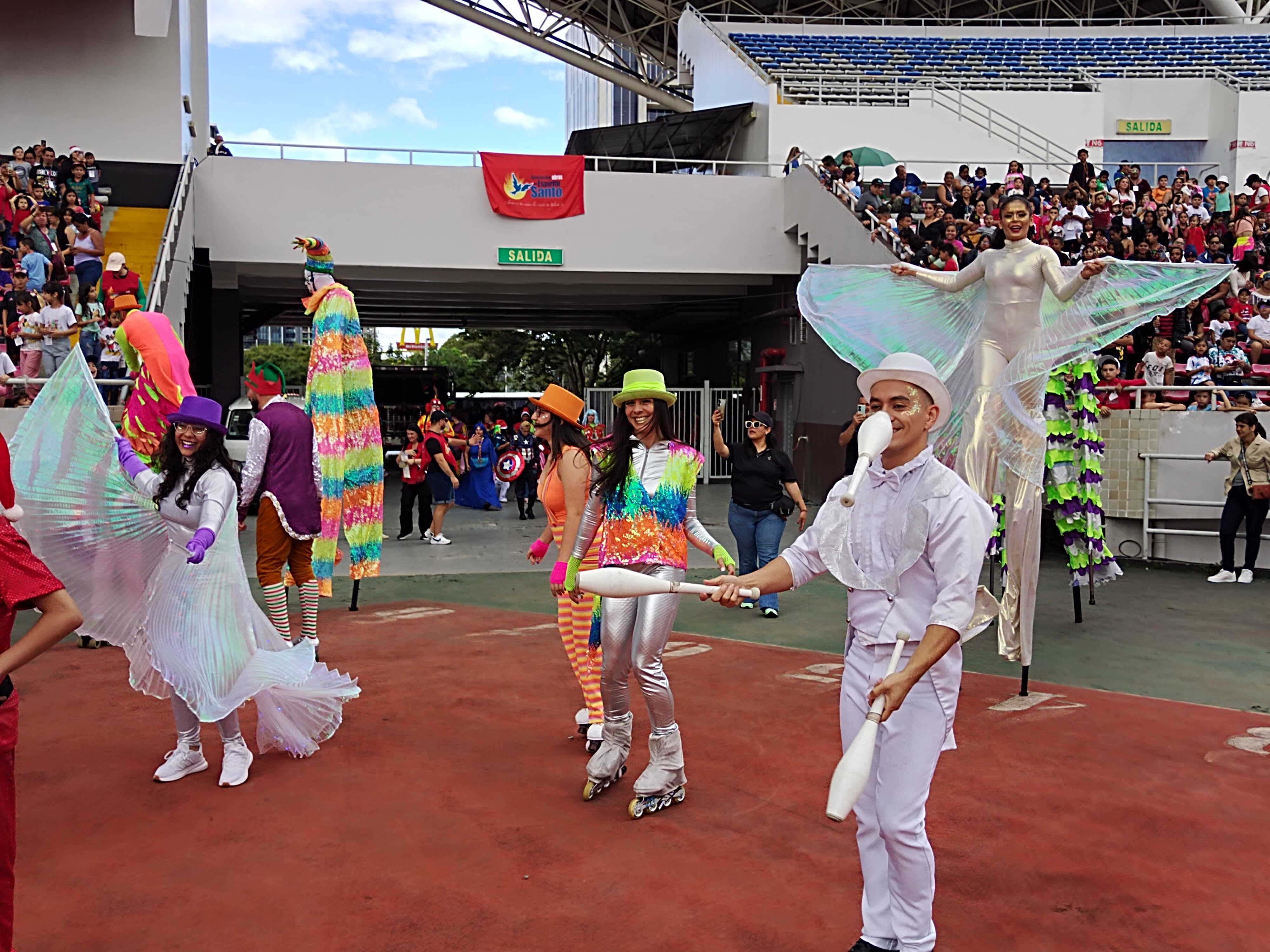 Desde las 8 de la mañana y hasta pasaditas las 3 de la tarde el Estadio Nacional en La Sabana recibió a 35 mil pequeñitos de diferentes partes del país en la 24 Fiesta Nacional de Navidad ¡Jesús: a tus niños los cuida tu iglesia” 2024