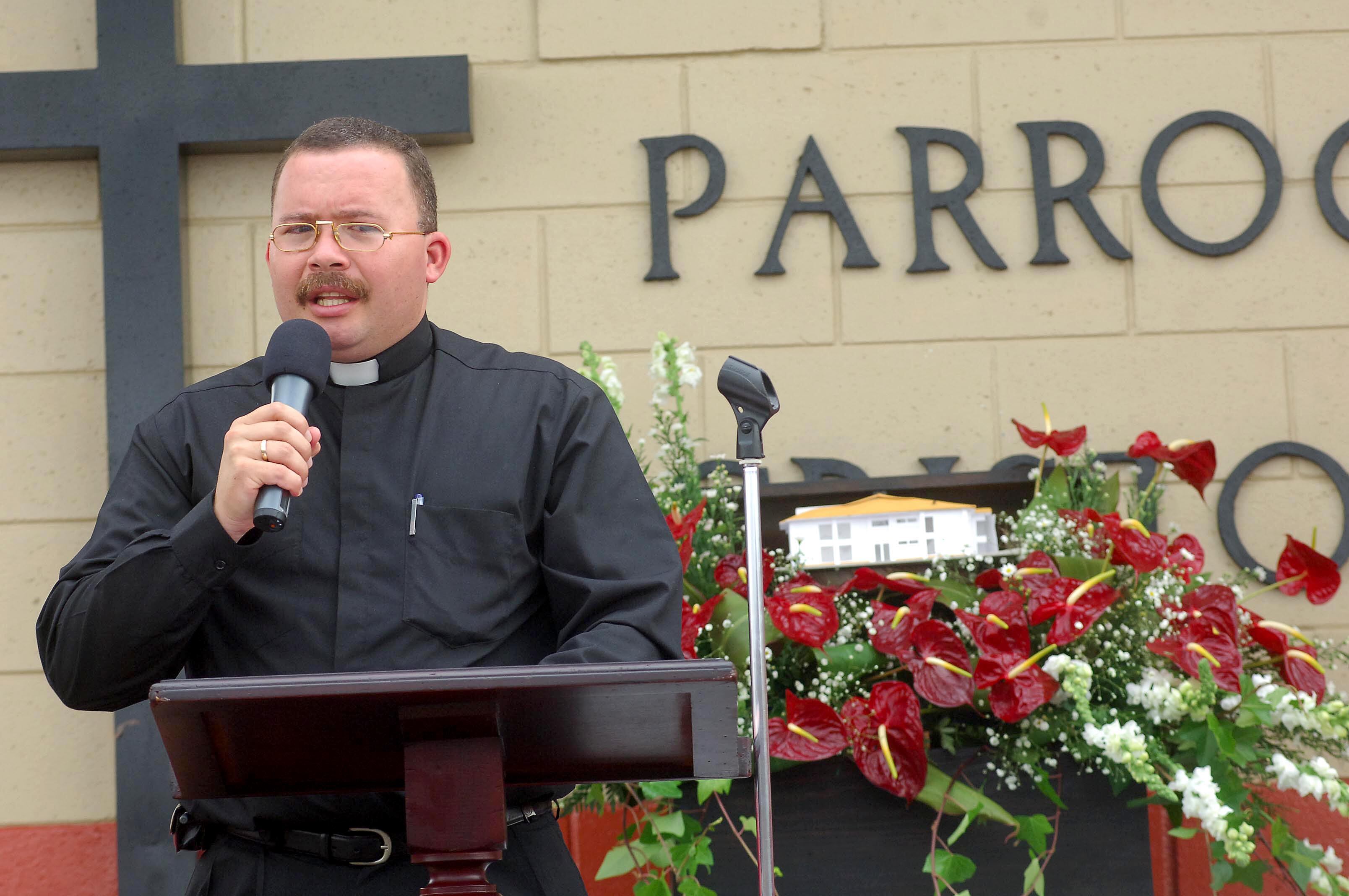 09/09/2006     Barrio Cristo Rey, San José. En el marco del Día del Niño, el padre Sergio Valverde depositó la imagen, en yeso, del Niño Dios, junto con los planos en un hueco para dar por inaugurada la construcción del Centro de Atención Integral para la Familia con énfasis en el Niño en Riesgo Social, hoy reconocido como Asociación Obras del Espíritu Santo.