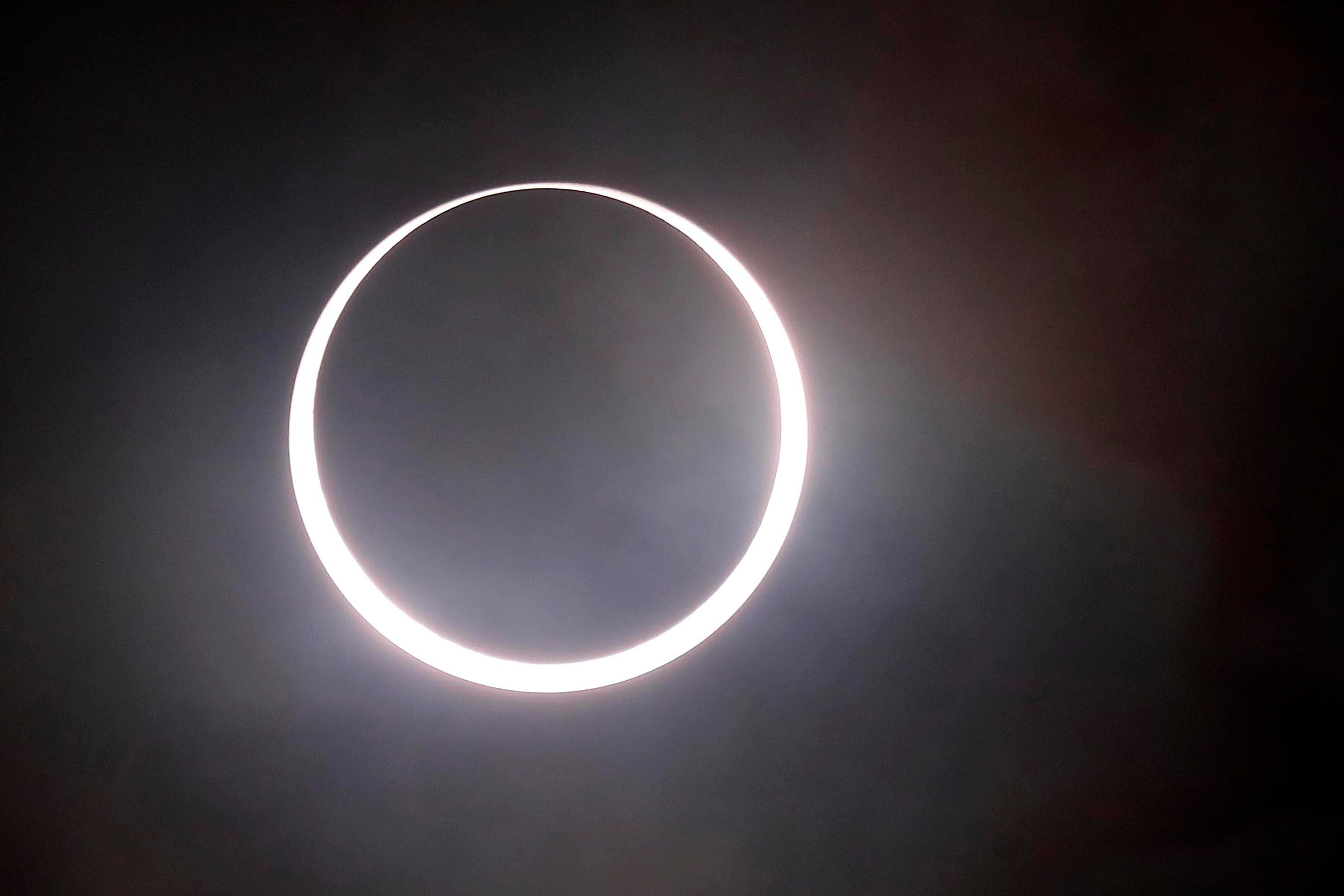 14/10/2023 Limón. Desde muy tempranas horas del día se vivió este sábado, en el atlántico de nuestro país, un gran ambiente en relación con el esperado eclipse anular de sol. Cientos de costarricenses se trasladaron a las playas del caribe sur para contemplar el anunciado acontecimiento astronómico del año, desde la parcialidad esperada para entre alrededor de las 10:15 a.m. y 1:50 p.m., pero sobre todo el punto de mayor esplendor apenas unos minutos después del mediodía. Foto: Rafael Pacheco Granados