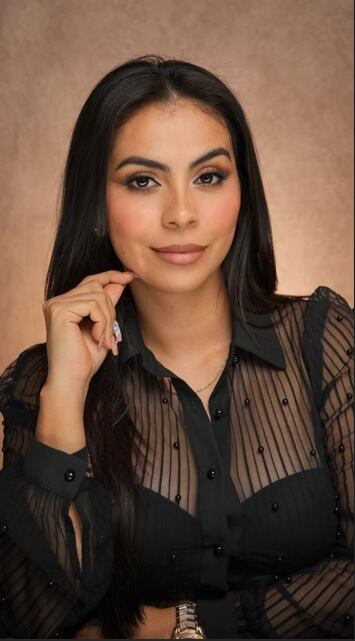 Una maquillista profesional duró más de una semana produciendo el video más viral del mes de la patria, ella se llama Reina López Arroyo.