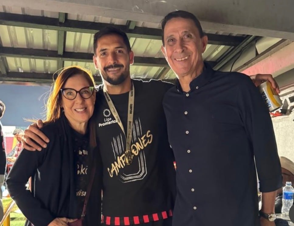 Celso Borges se tomó una fotografía con sus padres, Lina Mora y Alexandre Guimaraes, cuando se coronó campeón nacional con Liga Deportiva Alajuelense.