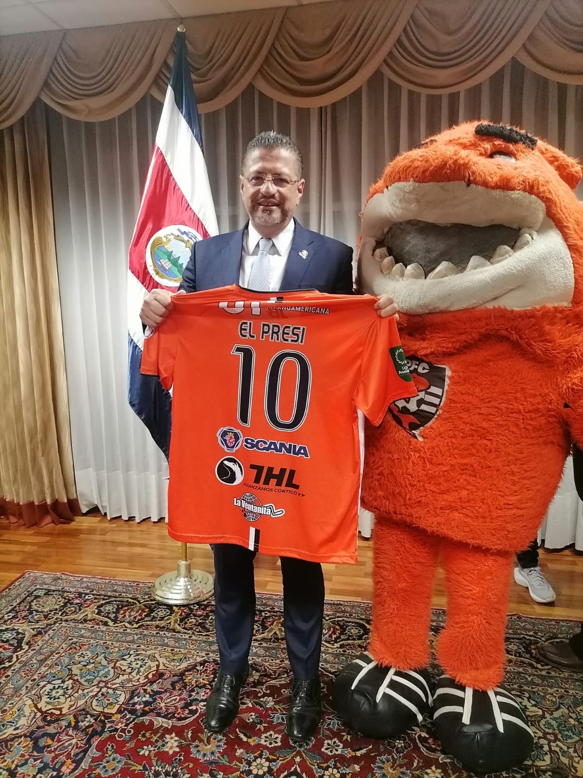 Mascota de Puntarenas FC, Tiburón Parcero, Óscar Ruiz