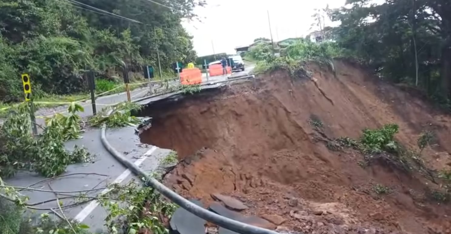 Calle en Desamparados se sigue deslizando y obliga a cerrar el paso: vea el impresionante video