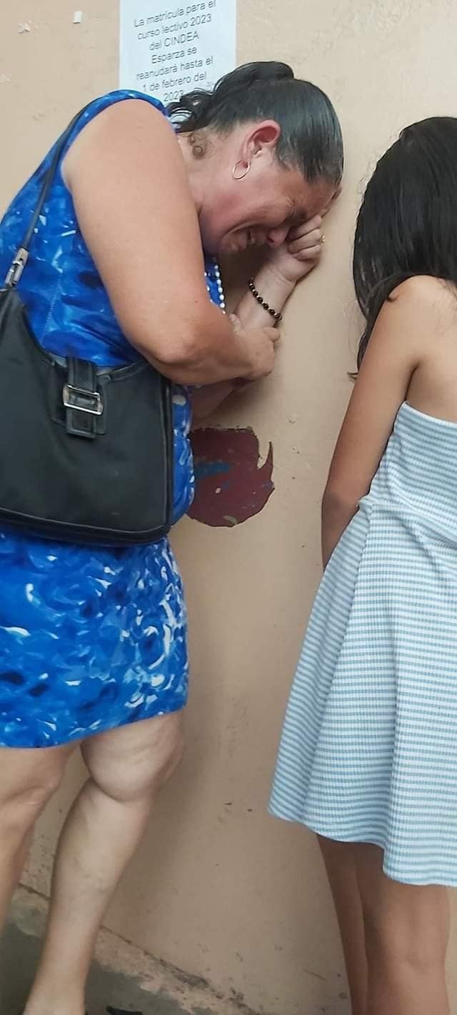 Doña Sandra Ugalde es una mamá no vidente y el 22 de diciembre se le graduó un hijo de sexto grado en la escuela Arturo Torres en Esparza, Puntarenas, pero la directora de la escuela no la dejó entrar porque iba con una hija y los menores estaban prohibidos en la graduación.