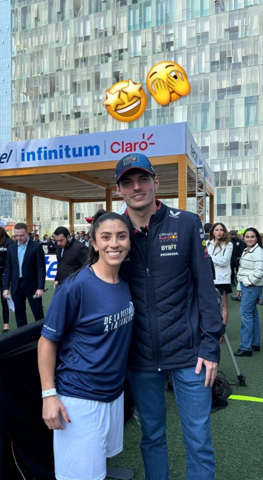 Lixy Rodríguez durante la mejenga recibió indicaciones de Max Verstappen. Foto: Instagram