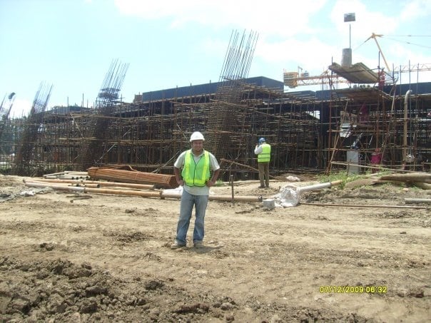 El ingeniero supervisaba que la construcción no dañara el ambiente. Cortesía.