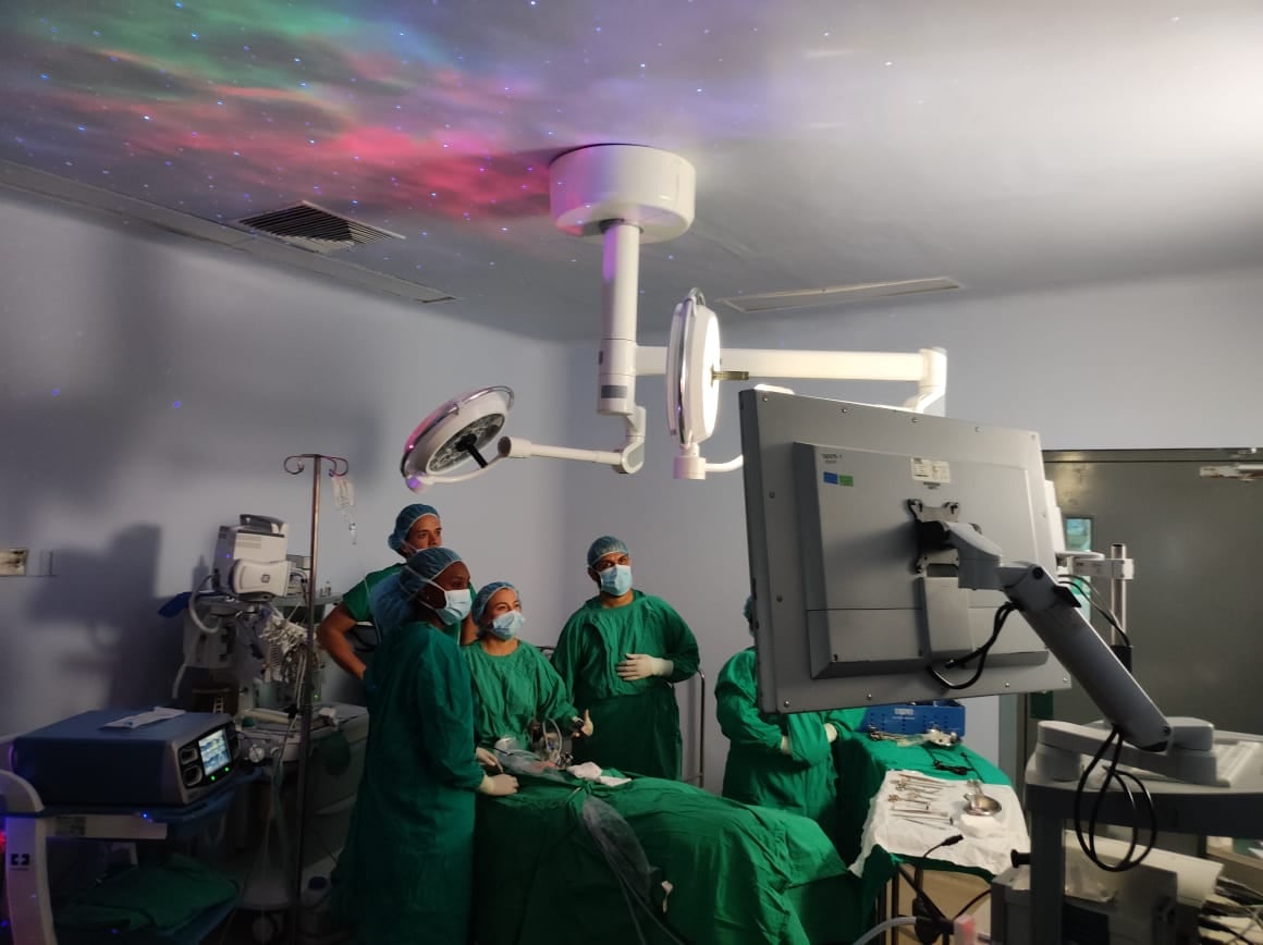 El hospital Tony Facio de Limón realizó por primera vez una cirugía para lograr descender los testículos de un niño.