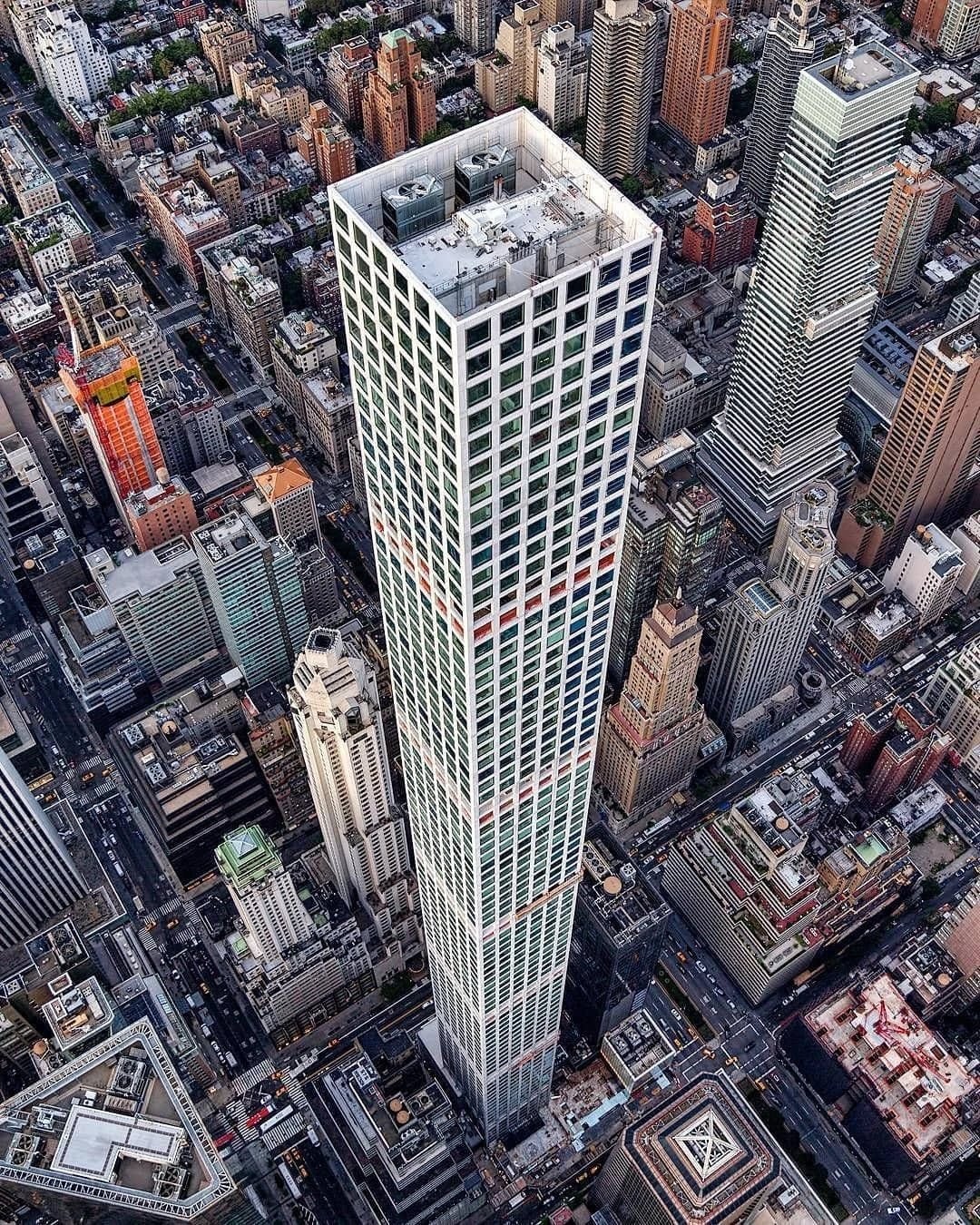 El 432 Park, símbolo del lujo neoyorquino, enfrenta demandas por defectos de construcción y deterioro prematuro.