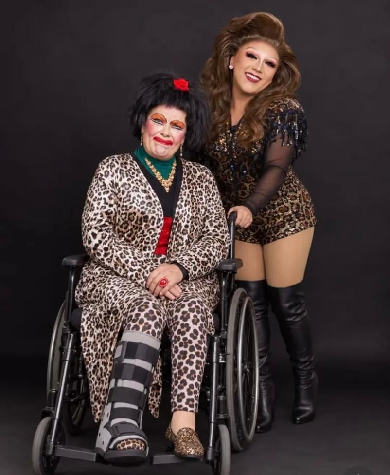 Actriz Marcela Ugalde y su personaje de Doña Elvira.
