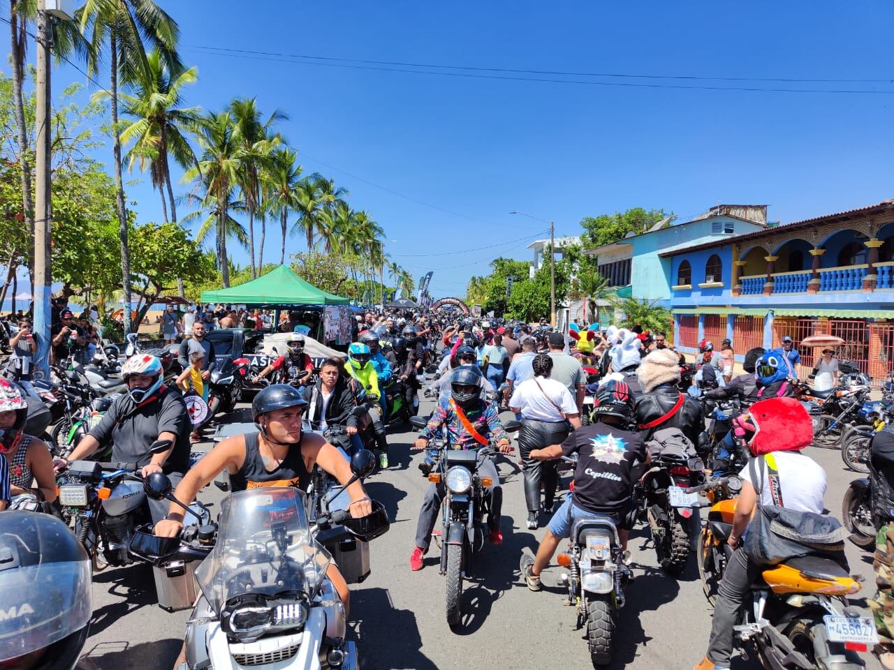 Cincy Rojas Araya y Alejandro Rojas Alfaro, es la pareja de ahora esposos que el pasado sábado 25 de febrero, a las 4 de la tarde se dieron el “sí, acepto”, entre sus familiares, padrinos y miles de motoqueros de todo el país y otros lugares de Centroamérica y hasta Méxic