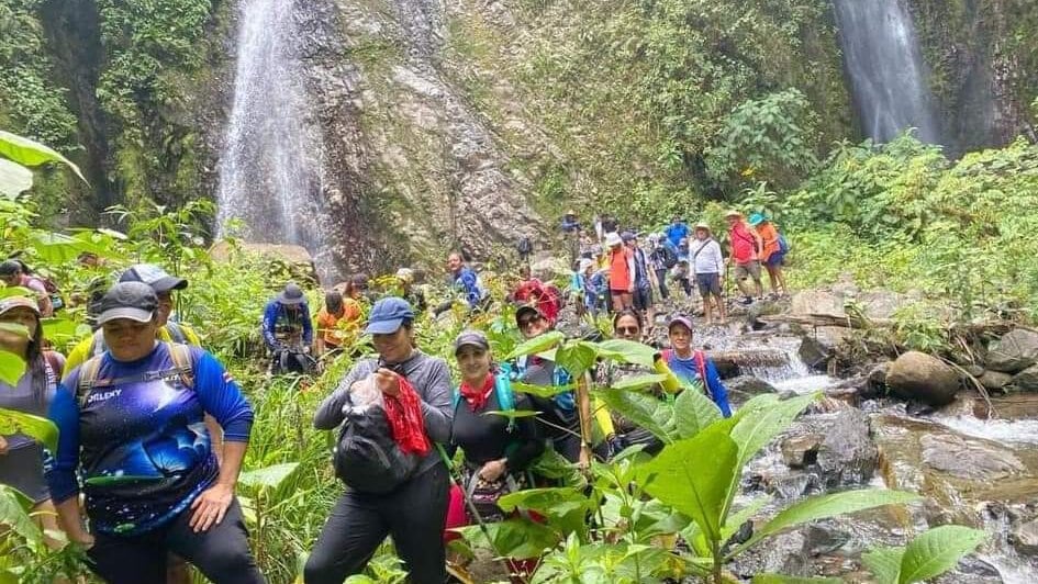 Participe en una caminata que tiene como destino una hermosa catarata.