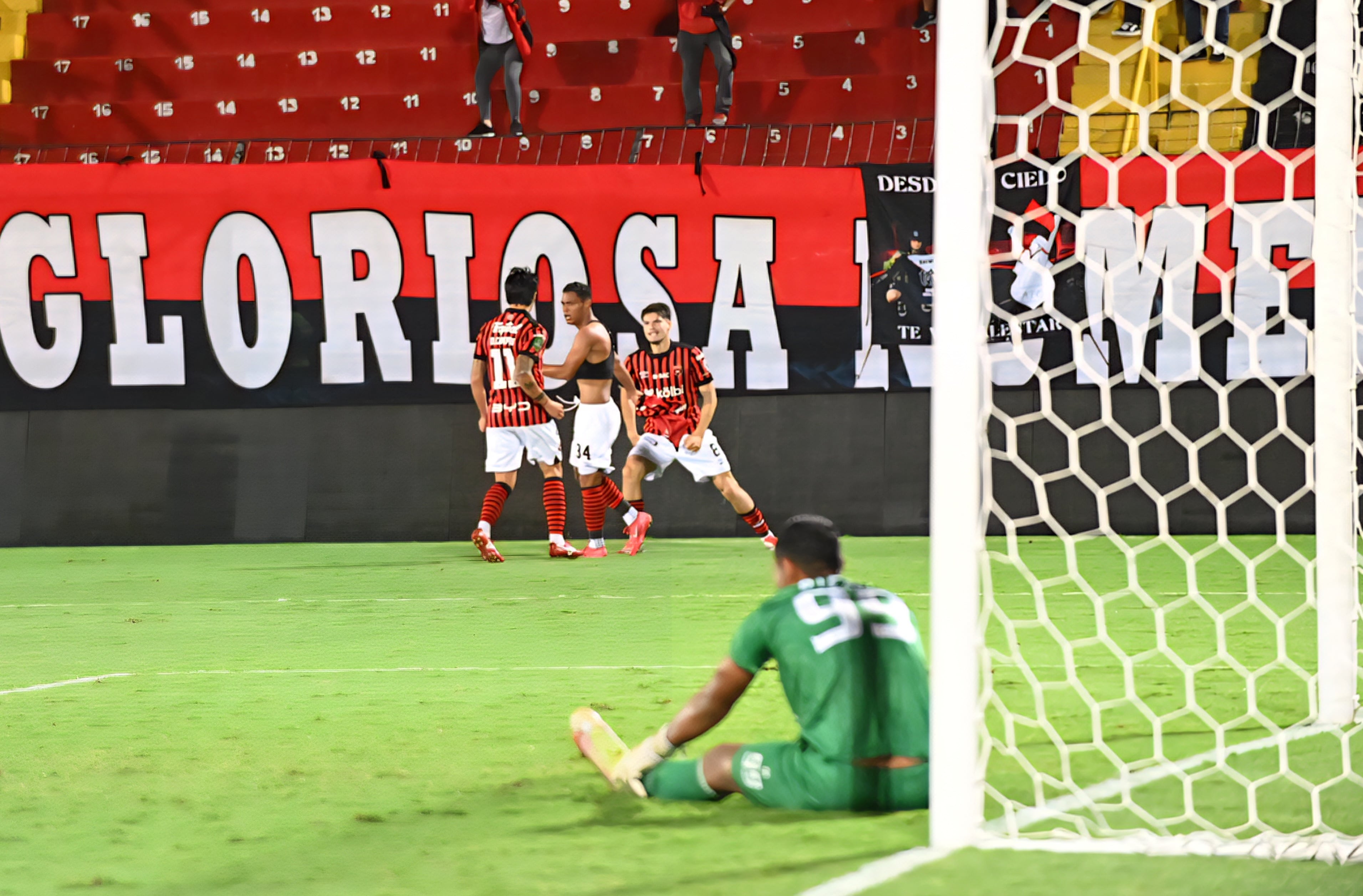 03 de agosto del 2025. Estadio Alejandro Morera Soto. 18:00 hrs. Jornada 2 del Torneo de Apertura 2025 del Campeonato Nacional de fútbol de Primera División. La Liga Deportiva Alajuelense (LDA) enfrenta como local al Guadalupe F.C. En la foto: Ambiente previo al juego, directores técnicos Oscar Ramírez y Fernando Palomeque, acciones del juego. Foto: Albert Marín.