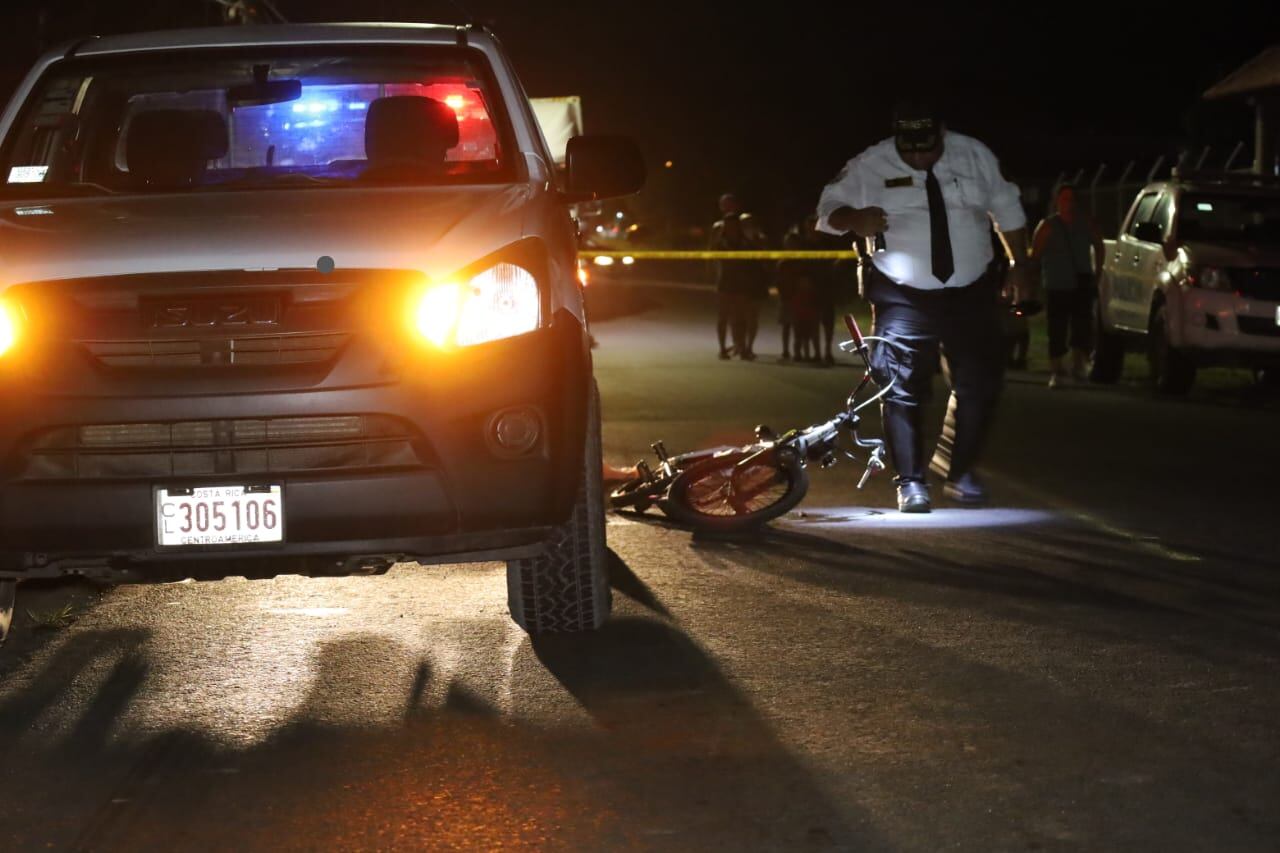 Joven de 18 años que viajaba en una bicicleta eléctrica murió la noche de este sábado, tras colisionar contra un vehículo tipo Pick-up en Pococí de Limón. Foto: Reiner Montero, corresponsal GN