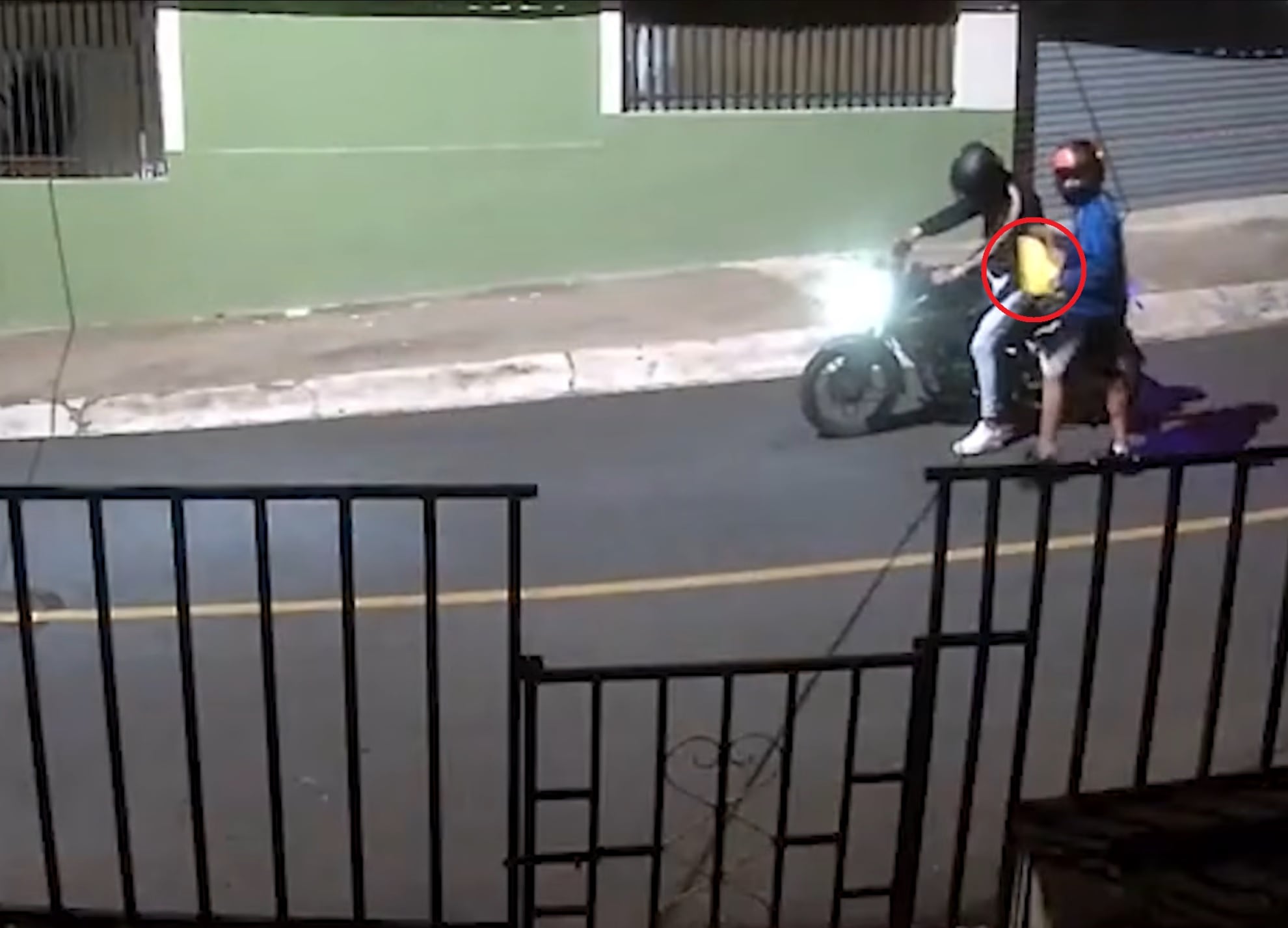 Este es el misterioso documento que el gatillero pegó fuera de la casa.