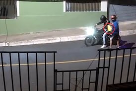 Video: Gatillero pegó misterioso papel fuera de casa que luego atacó a balazos en Coronado