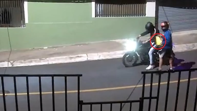 Video: Gatillero pegó misterioso papel fuera de casa que luego atacó a balazos en Coronado