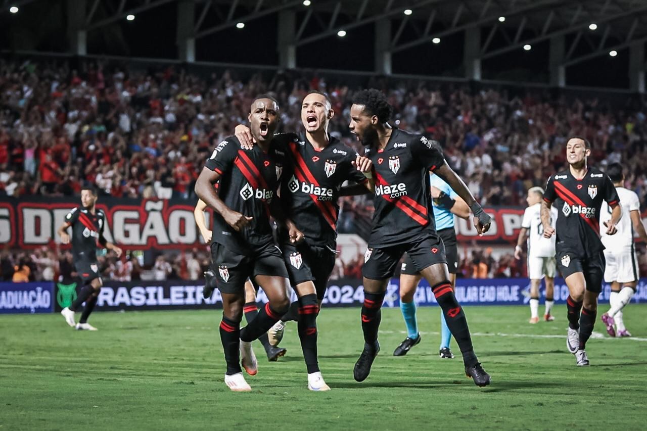 Joel Campbell celebró a lo grande su primer diana en Brasil. Fotografía: Atlético Goianiense