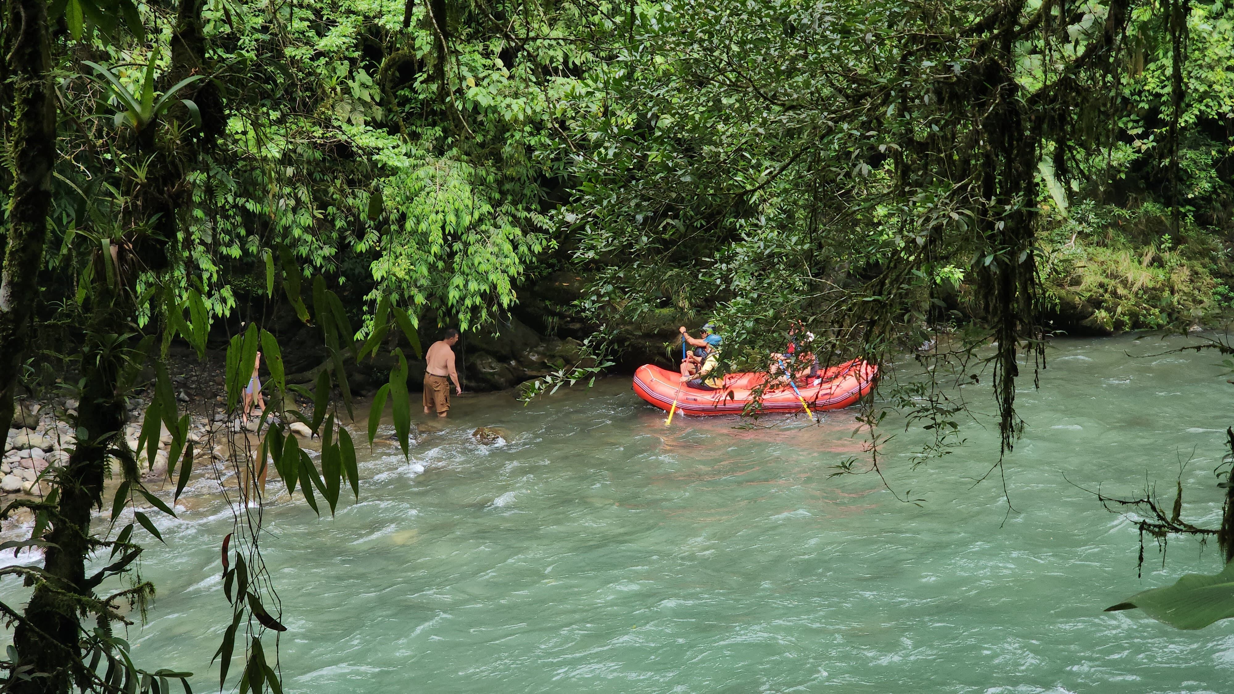 Rescatan a cuatro personas arrastradas por río