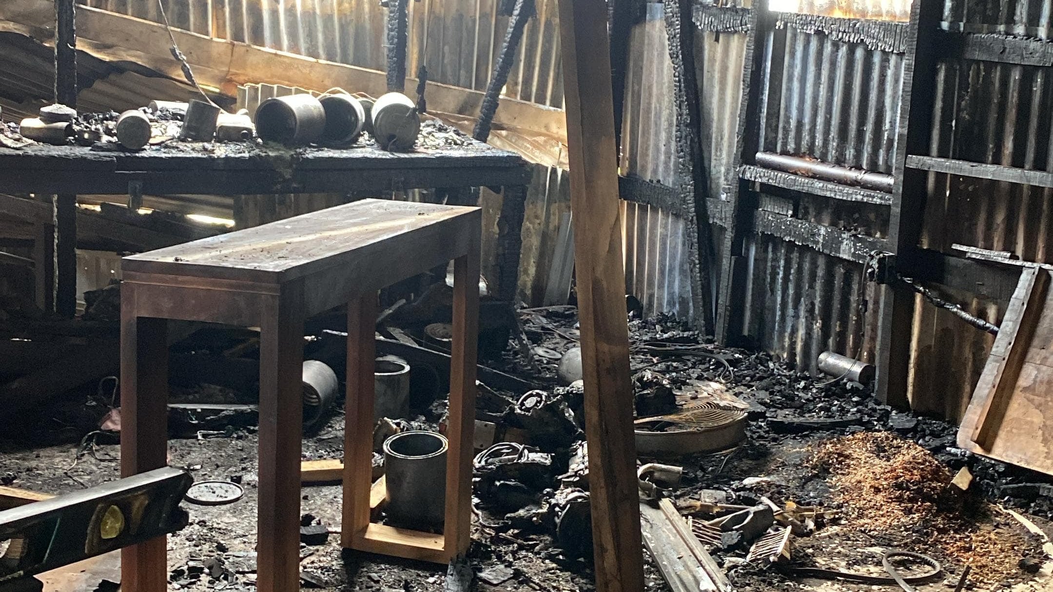 Reducido en cenizas quedó un local en el que había una mueblería y un taller de acabado en La Luisa de Sarchí. Fotos: Anthony González