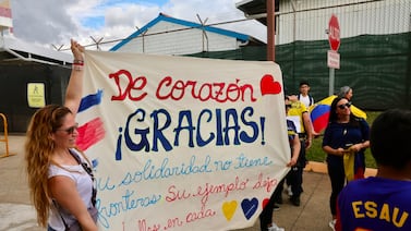 Jeff On no pudo contener la emoción al recibir a los bomberos ticos que ayudaron en Venezuela