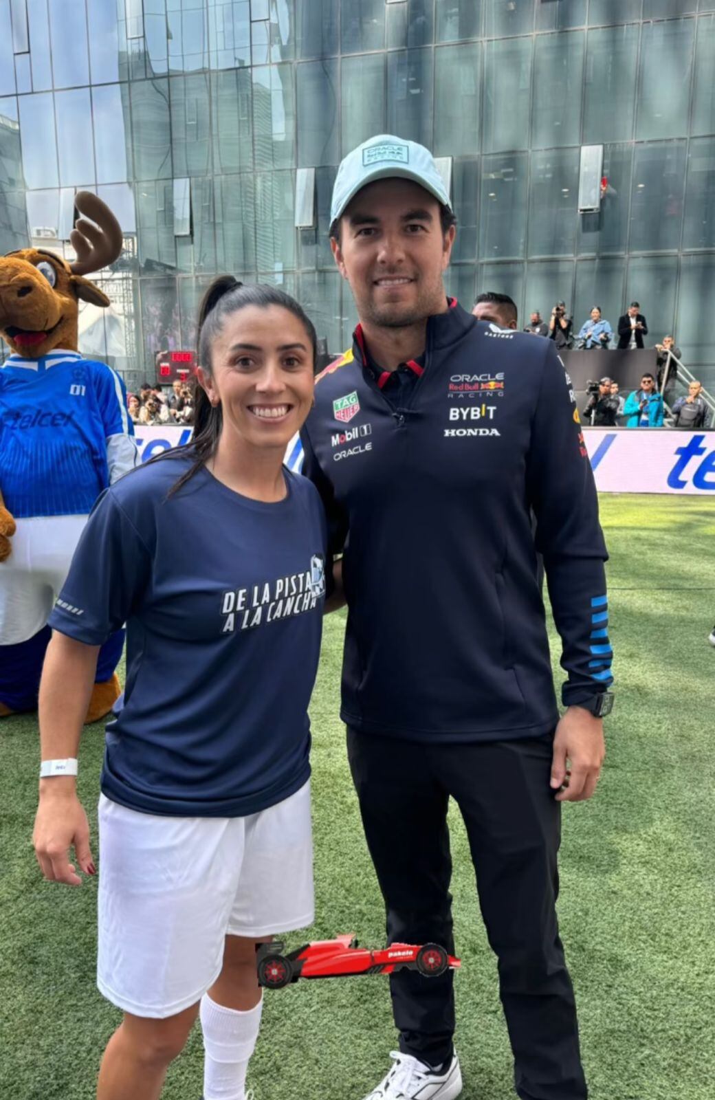 Sergio "Checo" Pérez no se escapó de la foto con Lixy Rodríguez. Foto: Instagram.