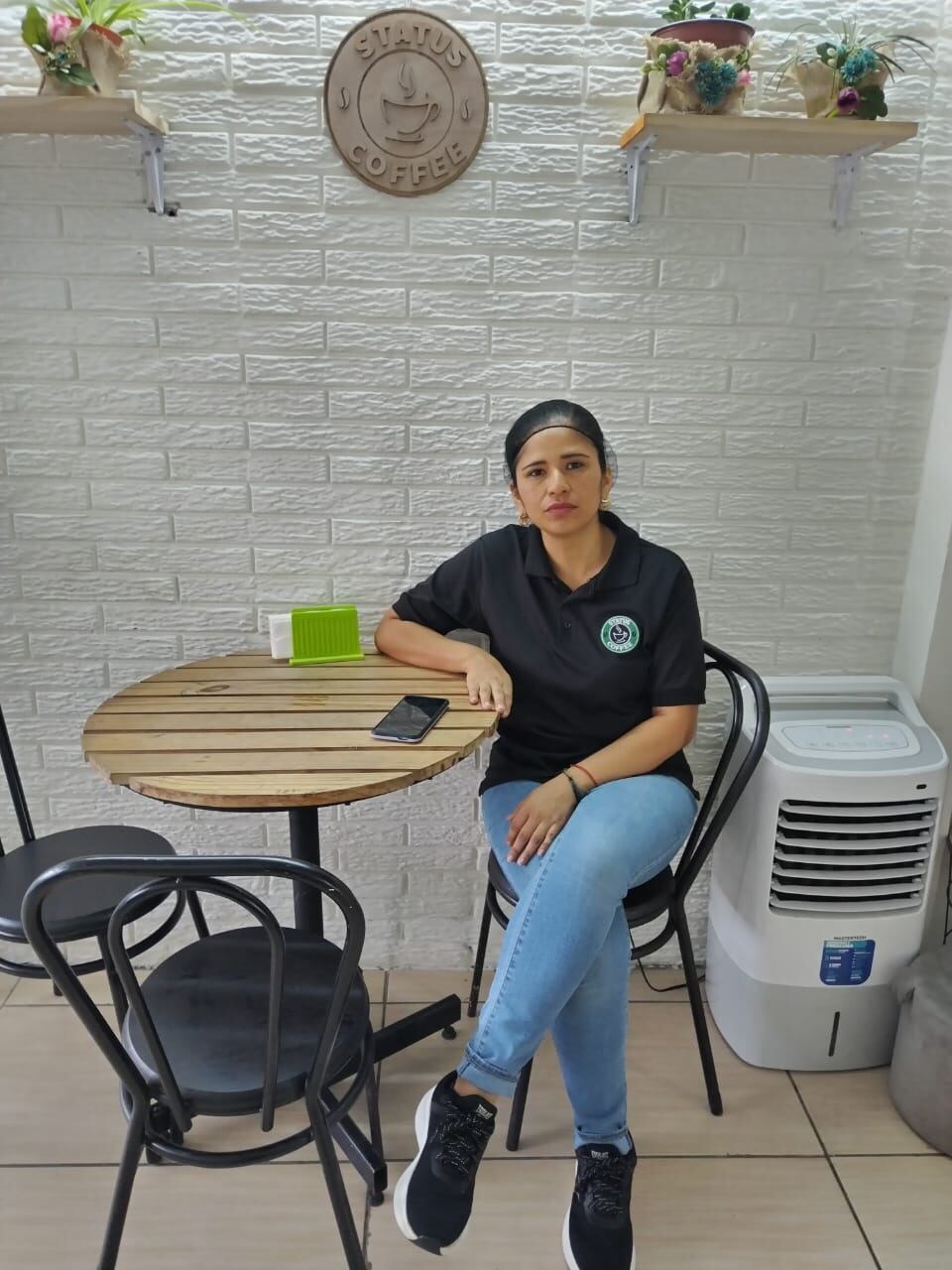 María Mercado Velásquez es una nicaragüense que llegó a Costa Rica en el 2018 sin haber trabajado nunca en su vida. Por estos días está más que realizada porque emprende desde hace varios años y hace pocos meses abrió una sodita que mezcla lo mejor de la cuchara nicaragüense y de la costarricense