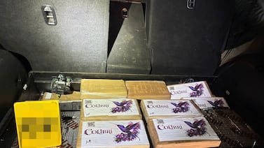 Detienen a hombre que transportaba 160 paquetes de cocaína dentro de carro