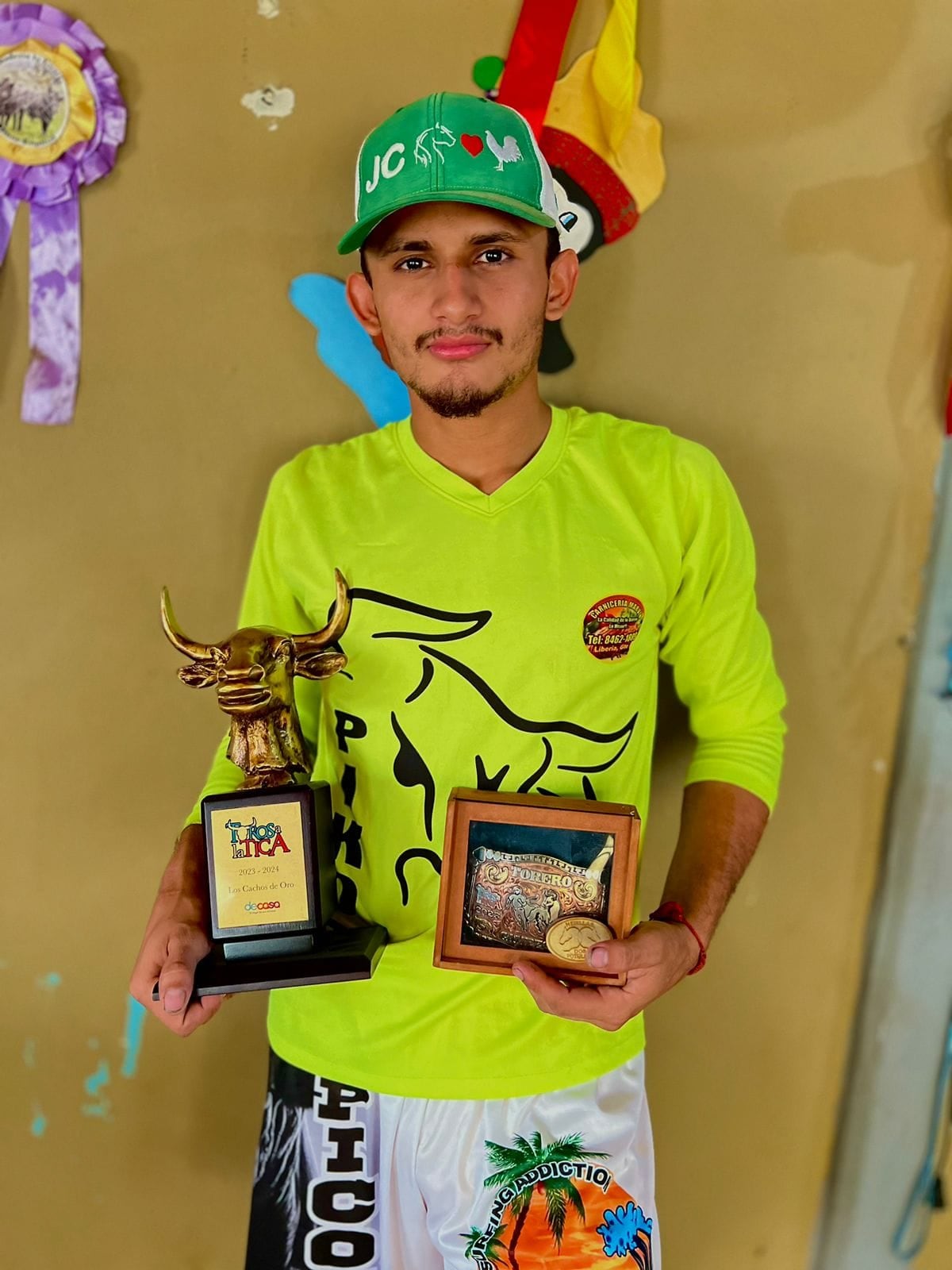 Muy poquitos lo conocen como Paul de Jesús Vasconcelos Chavarría, sin embargo, al decir que hablamos de Pikos, el torero improvisado, una mayor cantidad de gente sí lo reconoce porque lo ha visto desde el 2019 en las transmisiones televisivas de los toros de fin y principio de año.