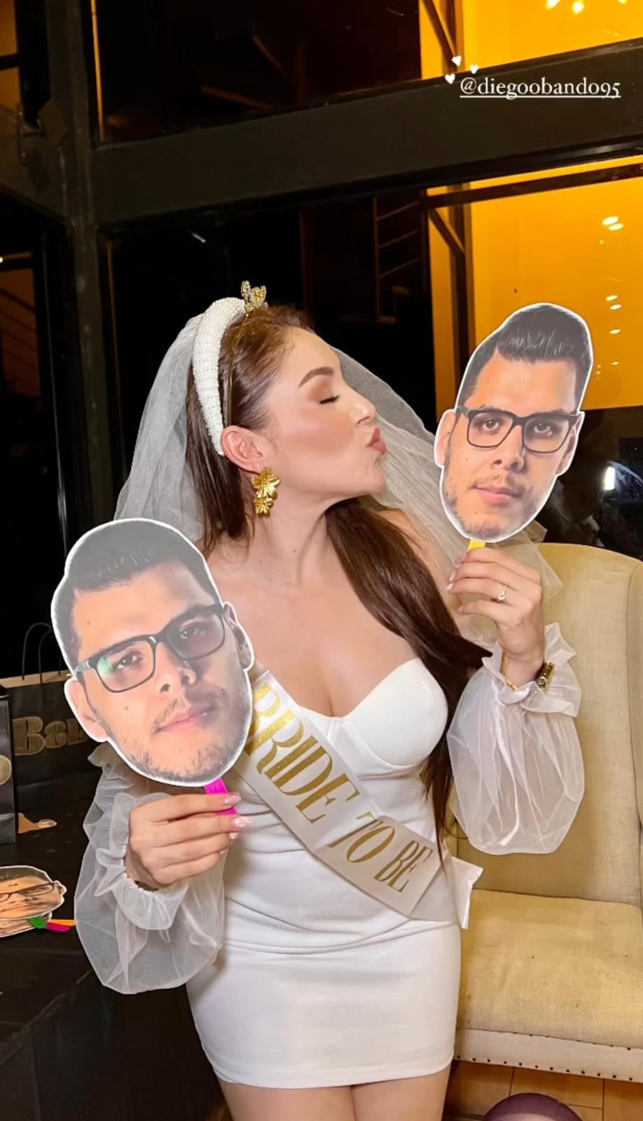 La periodista Gloriana Casasola tuvo su despedida de soltera.
