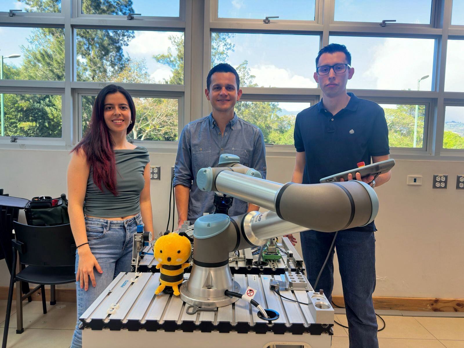 Jimena Murillo y Francisco Aguilera representarán a Costa Rica en una competencia internacional de robótica.