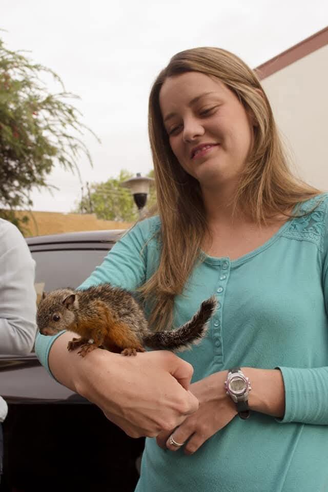 Terremoto de Cinchona despertó un amor sin medida en una joven y así lo demuestra.