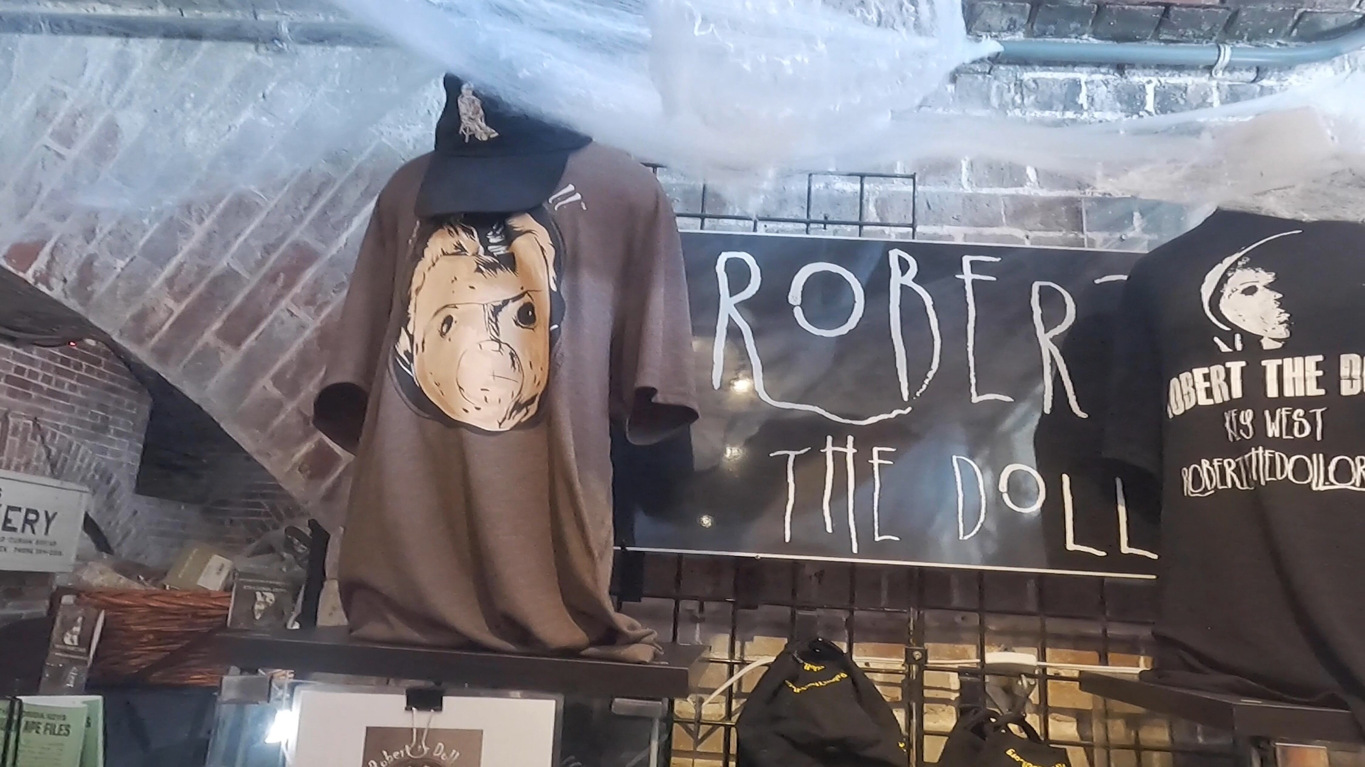 Mario Siles Peña, de 43 años, se pegó un viajecito que casi ningún tico se han atrevido a hacer: ir a conocer en carne propia a Robert, el Muñeco del Diablo, considerado como el más embrujado, maldito y peligroso del planeta