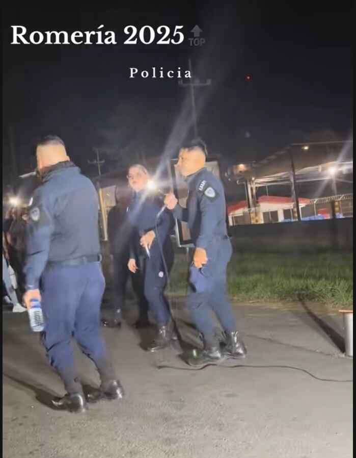 El grupo Impacto Azul sorprendió a los romeros con su conocida canción.