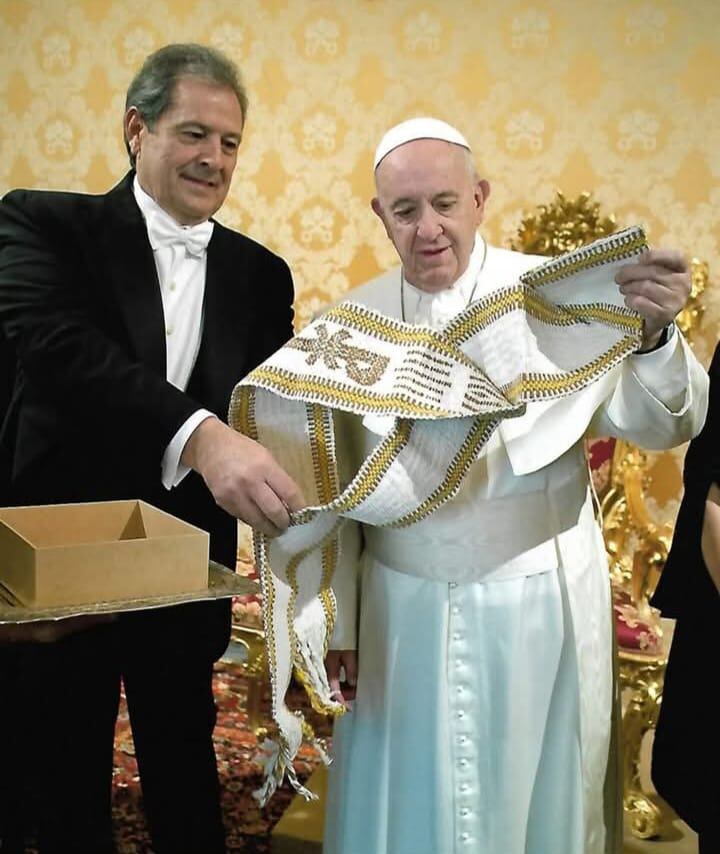 Higinia González Maroto, de 58 años, bordadora desde niña, fue la encargada de crear una estola sacerdotal completamente hecha a mano que llegó nada más y nada menos que a manos del papa Francisco