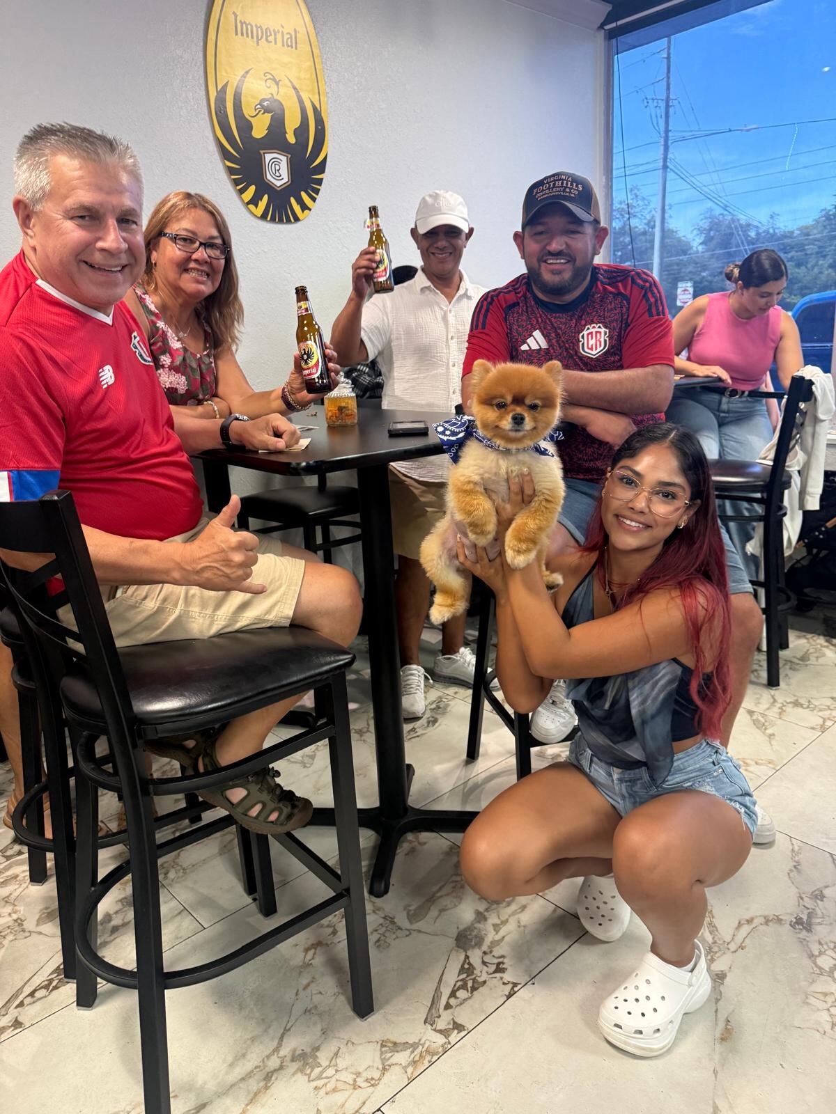 Uma, una simpática perrita pomerania de tres años que viajó desde Costa Rica hasta Estados Unidos para acompañar a su familia en una aventura que se vive a puro fútbol.