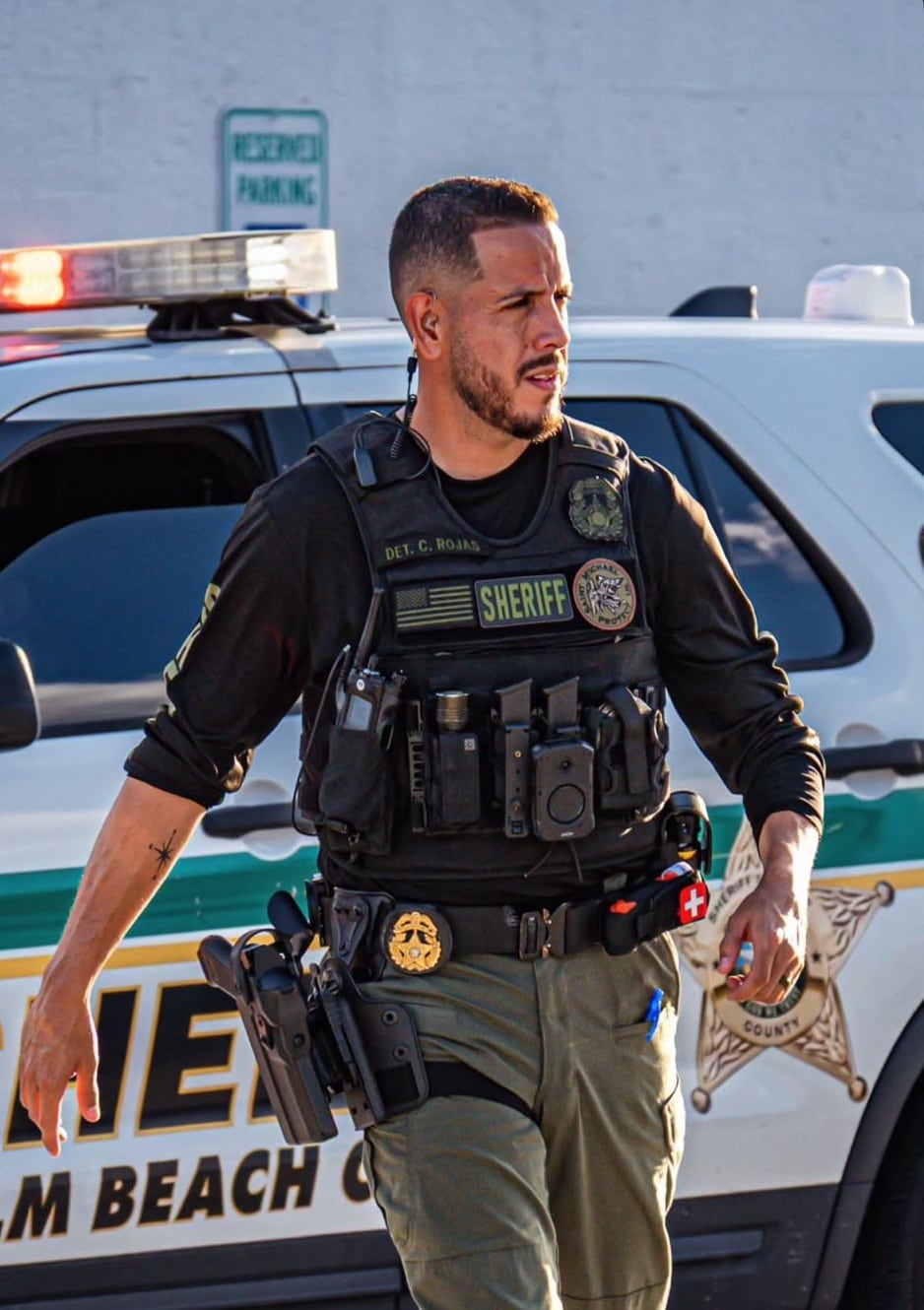 Por más de una década, Carlos Enrique Rojas Sanabria vivió en Estados Unidos a la sombra, sin papeles, sin poder estudiar ni aspirar a un empleo formal, hoy día, en el 2025, logra ser hasta guardaespaldas de Donald Trump.