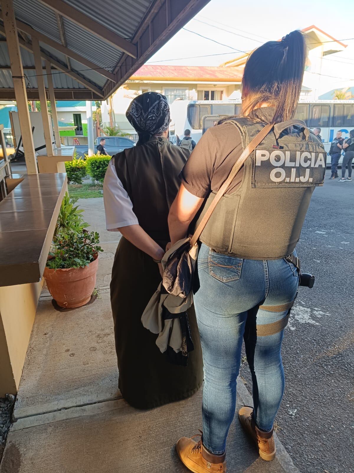 Allanamiento manos abiertas