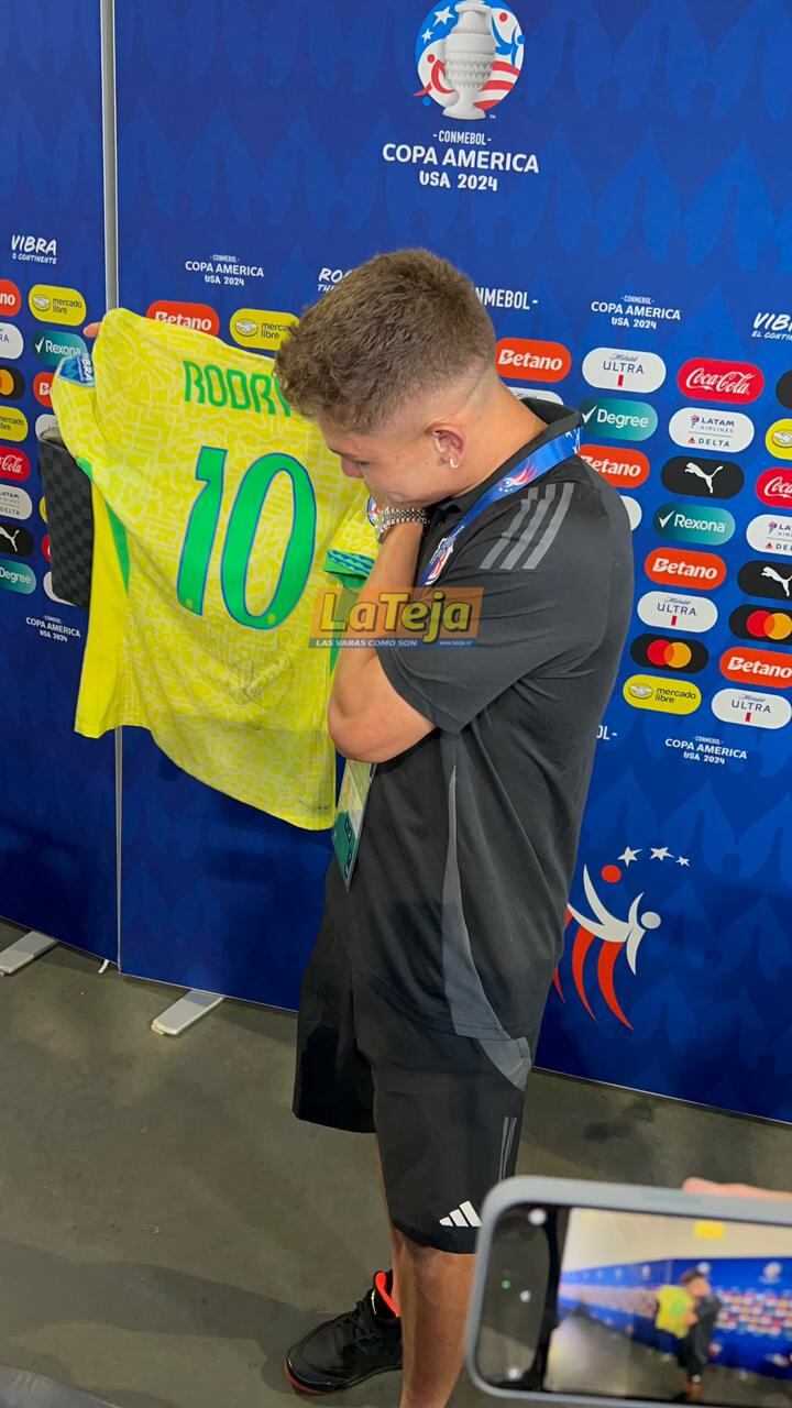 Brandon Aguilera se llevó camiseta de Brasil se llevó una camiseta de Rodrygo de la Selección de Brasil firmada por Neymar.