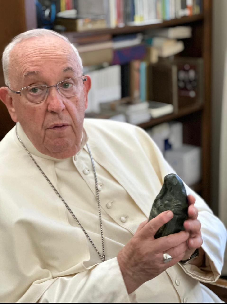 El papa Francisco bendijo a los ticos entre jícaras, café, el Negrito de Esquipulas y hasta chineó a la virgencita de los Ángeles, el pasado 26 de agosto en el Vaticano. Que nos cayera a los costarricenses la bendición papal justo para el mes de la Independencia fue obra del diácono Francisco Venegas Castro, quien ahora vive en Tilarán, pero nació y fue criado en Nandayure, Guanacaste.