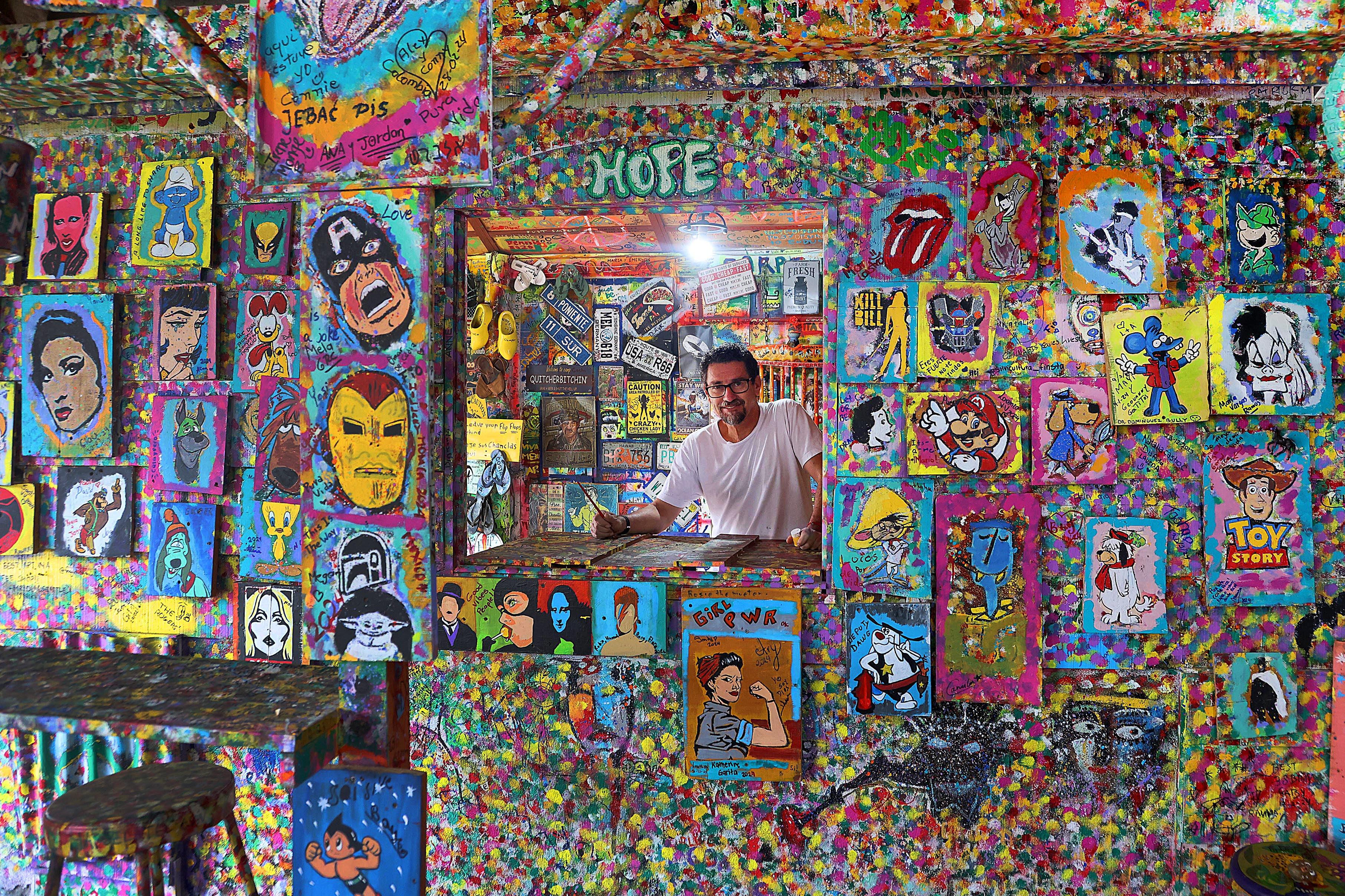 10/04/2024 Poasito de Alajuela. Café Pura Vida, en ruta hacia el Volcán Poás, unos 10 kilómetros antes del parque nacional, es un acogedor y encantador lugar que muestra desde la entrada hasta las paredes, cuadros y figuras, todas pintadas por su propietario Gustavo Sobrado, mucho de la idiosincracia costarricense. Sobrado, de hecho, afirma que su propósito es ofrecer hospitalidad a los turistas, sobre todo extranjeros, y que sientan que los ticos somos "pura vida" y que se lleven la mejor impresión del país. Foto: Rafael Pacheco Granados