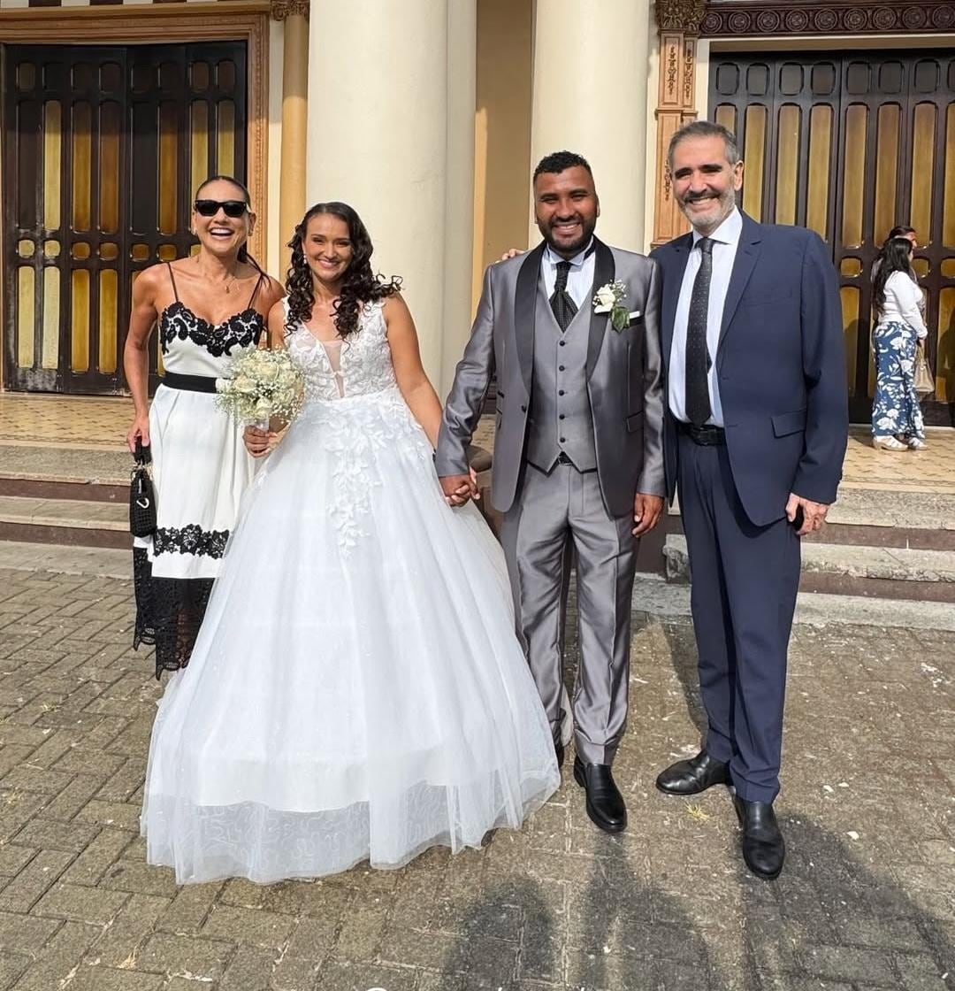 Ignacio Santos sorprendió con barba en boda de periodista.